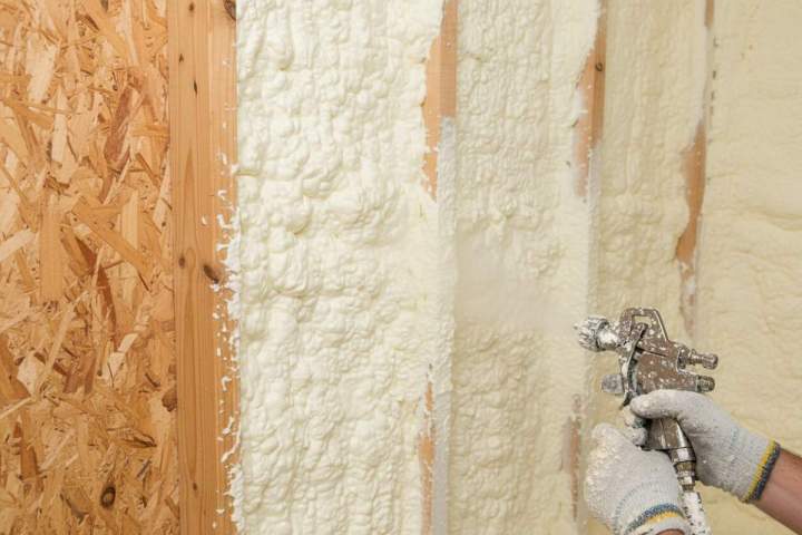 Projection mousse polyuréthane sur mur Bron